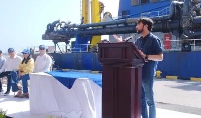 Alcalde Jaime Pumarejo en discurso tras firma del contrato de dragado para el Puerto.