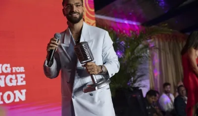Maluma después de recibir un premio por su impacto filantrópico con su fundación "El Arte de los Sueños'.