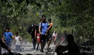 Migrantes atravesando la selva del Darién.