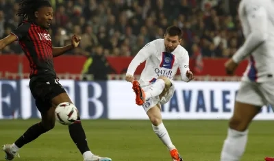Lionel Messi, autor del primer gol del PSG, remata al arco del Niza. 