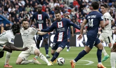 Lionel Messi intenta buscar ángulo de remate hacia la portería del Lorient. 