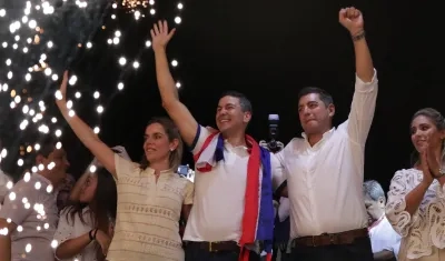 El presidente electo de Paraguay, Santiago Peña, celebra junto a su esposa Leticia Ocampos y el vicepresidente electo (der.), Pedro Alliana, tras su victoria este domingo.