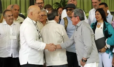 Otty Patiño, delegado del Gobierno Colombiano y el negociador jefe del ELN,  'Pablo Beltrán', en el tercer ciclo de los diálogos de Paz entre el Gobierno 