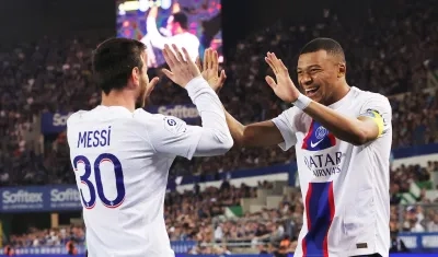 Messi y Mbappe celebran el gol del PSG ante el Estrasburgo.