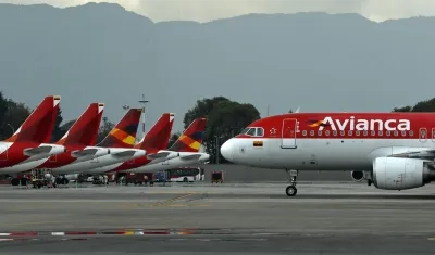 Un avión de la aerolínea Avianca aterriza en el aeropuerto El Dorado de Bogotá
