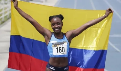 Melany Bolaño con la bandera de Colombia tras imponerse en los 100 metros planos. 
