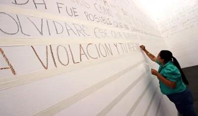 Mujeres víctimas de abuso sexual escriben un poema en la exposición "Desamadas"