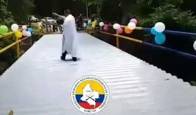 Un sacerdote bendice el puente.