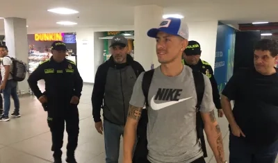 El defensa argentino Emmanuel Olivera a su arribo a Barranquilla. 