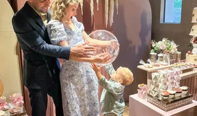 Falcao, Lorelei y su hijo Jedediah durante el baby shower. 