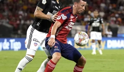 Luciano Pons protege la pelota ante la marca de Emanuel Olivera.