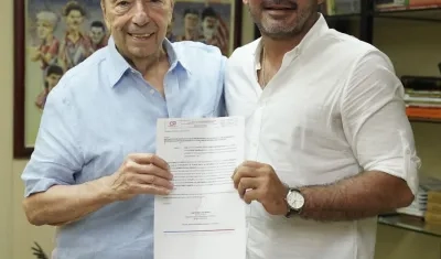 Fuad Char, máximo dirigente en la región de Cambio Radical, entrega el aval por el partido a Dagoberto Barraza, candidato a la Alcaldía de Sabanalarga.