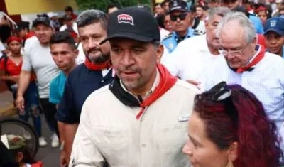 El Embajador León Fredy Muñoz durante la marcha.
