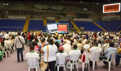 Parte del auditorio que se quedó esperando al Presidente Petro en Bucaramanga.