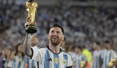 Lionel Messi con la Copa del Mundo tras vencer en la final a Francia. 