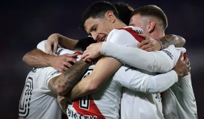 Jugadores del River Plate se abrazan tras coronarse campeones este sabado