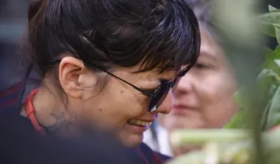 Amanda Villavicencio, hija del candidato, llora ante el féretro de su padre.