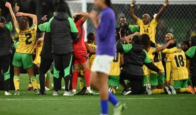 Las jugadoras de Jamaica celebrando la clasificación a la siguiente ronda del Mundial femenino.