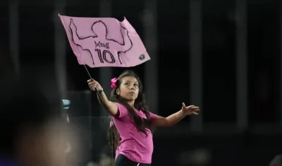 Una niña ondea una bandera alusiva a Messi, con el número 10, en el DRV PNK Stadium de Fort Lauderdale.