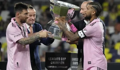 Lionel Messi y el defensor DeAndre Yedlin reciben el trofeo.