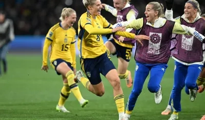 Lina Hurdig celebra tras convertir el cobró que le dió el paso a cuartos de final a Suecia.