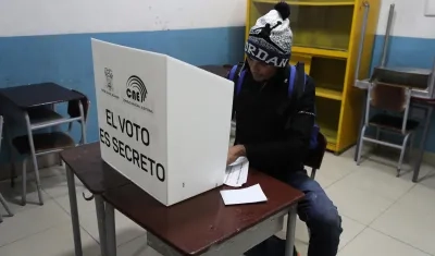 Un ciudadano ejerce su derecho al voto en Quito, Ecuador