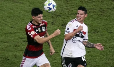 James Rodríguez disputa la pelota con Ayrton Lucas, de Flamengo. 