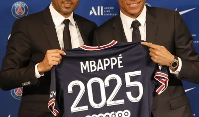 Nasser Al-Khelaïfi y Kylian Mbappé cuando anunciaron la renovación del futbolista, el año pasado.
