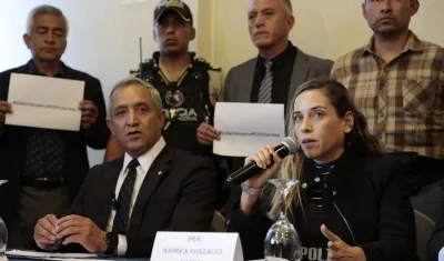 Patricio Carrillo y Andrea González,partidarios del asesinado candidato presidencial Fernando Villavicencio, ofrecen una rueda de prensa este sábado en Quito