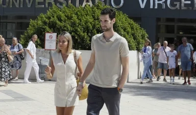 Sergio Rico a su salida del hospital en compañía de su esposa Alba Silva.