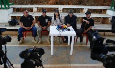 ‘Andrey Avendaño’, jefe de la delegación de las disidencias de las FARC, habla con periodistas este domingo en Suárez.