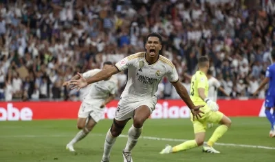 Jude Bellingham celebra tras marcar el gol que le dio la victoria al Real Madrid. 