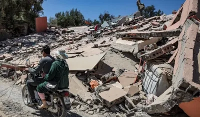 Dos motorizados pasan frente a los destrozos que dejó el terremoto en Marruecos