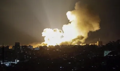 El humo se eleva tras un ataque aéreo israelí en el barrio de Al-Ramal en la ciudad de Gaza. 