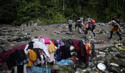 Migrantes caminan por trochas en su camino hacia los Estados Unidos.