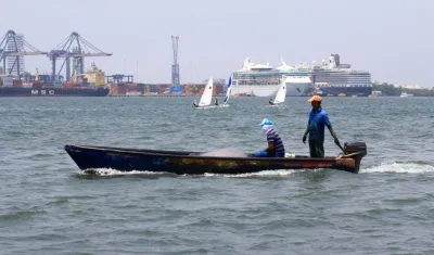 La contaminación en la bahía de Cartagena afecta a seres humanos y a los peces.