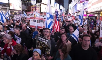 Manifestantes apoyando a Israel. 