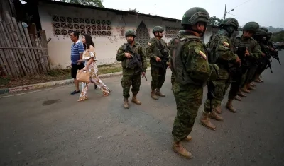 Soldados desplegados frente al colegio electoral en Canuto, provincia de Manabí, Ecuador