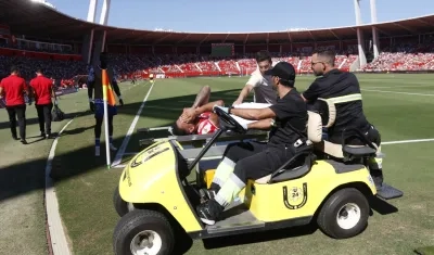 Luis Suárez cuando era retirado del terreno de juego tras lesionarse. 
