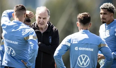 Marcelo Bielsa charla con sus jugadores durante un entrenamiento. 