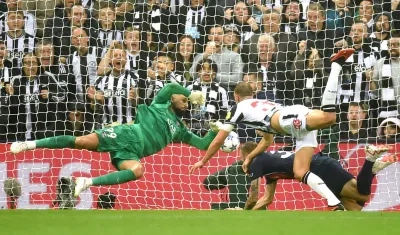 Dan Burn marca el 2-0 a favor del Newcastle ante el París Saint Germain. 