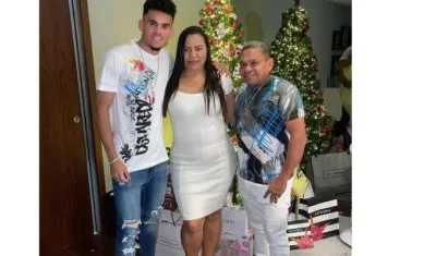 Luis Díaz junto con sus padres.