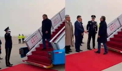 El presidente Petro recibió flores a su arribo al aeropuerto de Pekín