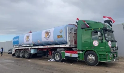 Un camión egipcio para entregar combustible a la Franja de Gaza.