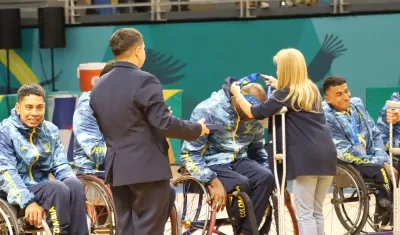 La Gobernadora Elsa Noguera premiando a la selección Colombia de Baloncesto en silla de ruedas.