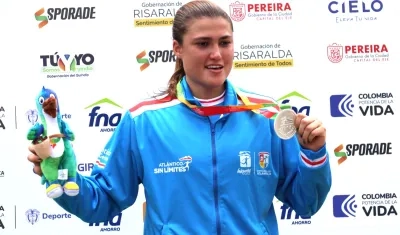 Gabriela Bolle en el podio con su medalla de plata. 