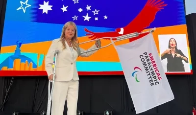 La gobernadora Elsa Noguera con la bandera de los Juegos ParaPanamericanos 2027 que se cumplirán en Barranquilla