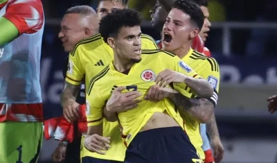 Luis Díaz y James Rodríguez en la celebración del segundo gol de Colombia contra Brasil. 