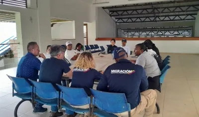 Funcionarios de Migración Colombia durante una junta.
