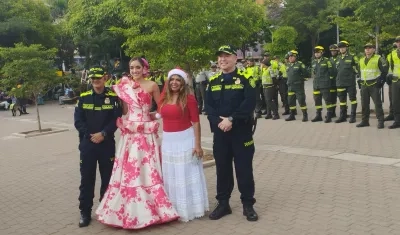 Melissa Cure, Reina del Carnaval, junto a la directora de Asocentro y representantes de la Policía Metropolitana.